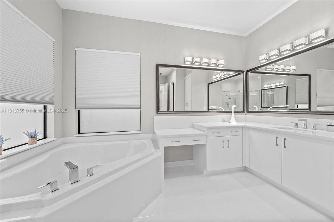 Activo con contrato: $1,650,000 (3 camas, 3 baños, 2460 Pies cuadrados)