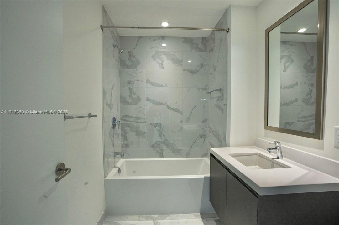 Active With Contract: $7,000 (2 beds, 3 baths, 1498 Square Feet)