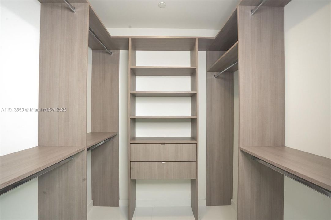 Active With Contract: $7,000 (2 beds, 3 baths, 1498 Square Feet)