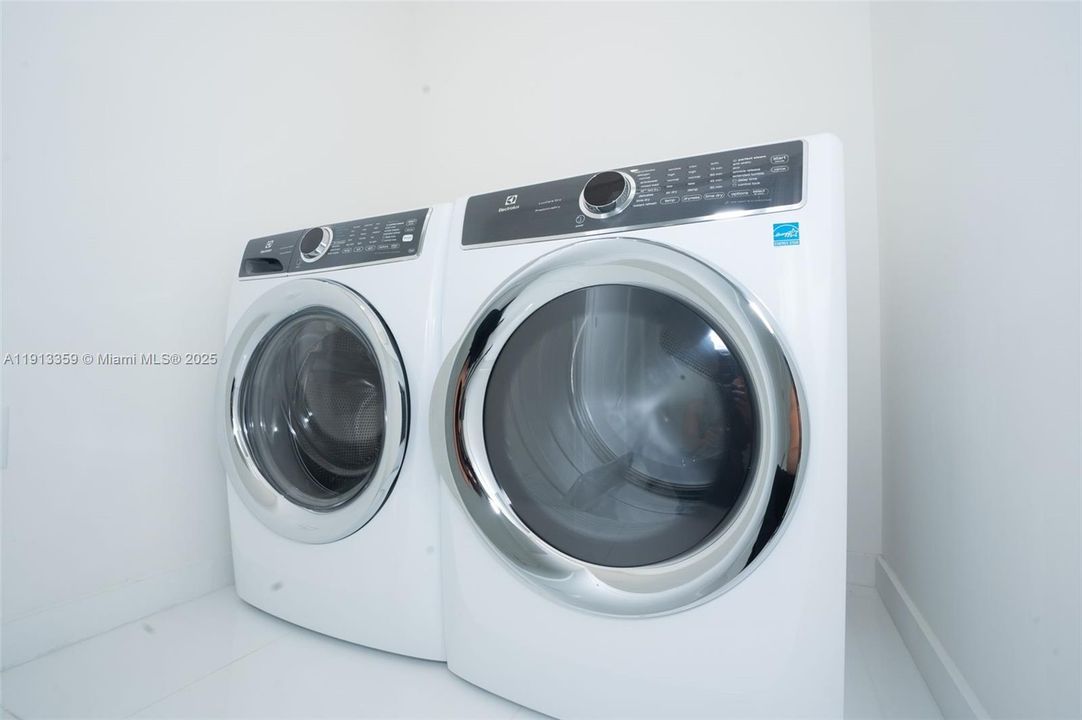 Active With Contract: $7,000 (2 beds, 3 baths, 1498 Square Feet)