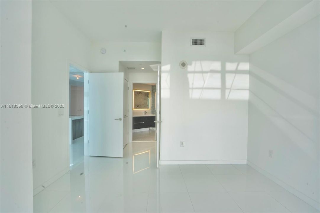 Active With Contract: $7,000 (2 beds, 3 baths, 1498 Square Feet)