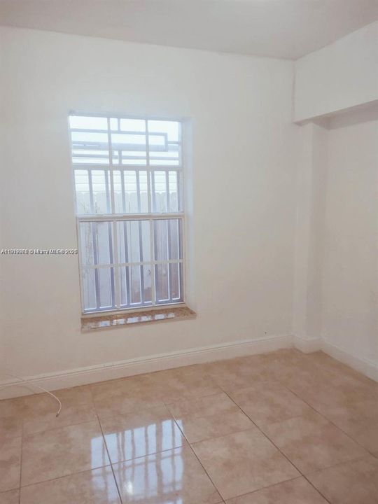 Active With Contract: $325,000 (3 beds, 1 baths, 950 Square Feet)