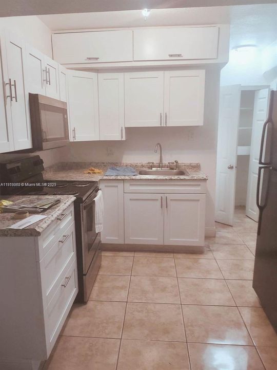 Active With Contract: $325,000 (3 beds, 1 baths, 950 Square Feet)