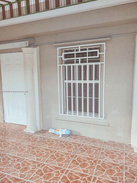 Active With Contract: $325,000 (3 beds, 1 baths, 950 Square Feet)