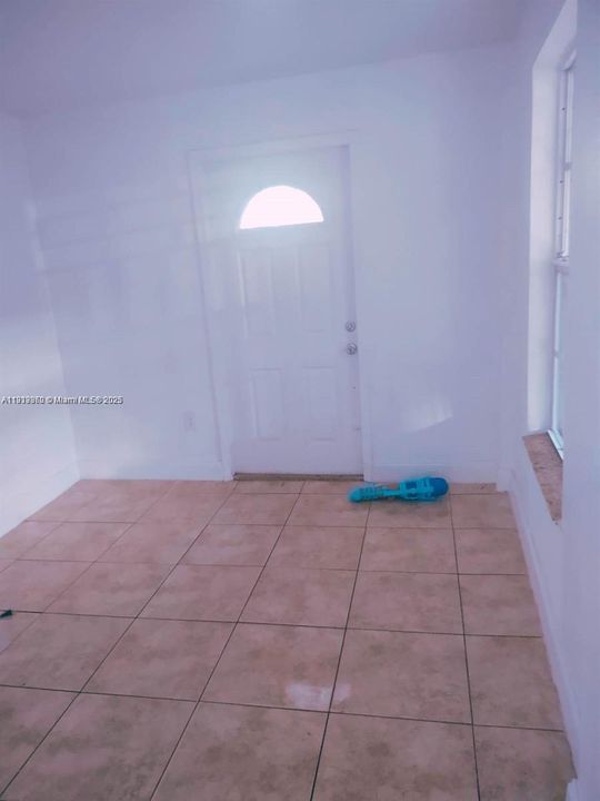 Active With Contract: $325,000 (3 beds, 1 baths, 950 Square Feet)