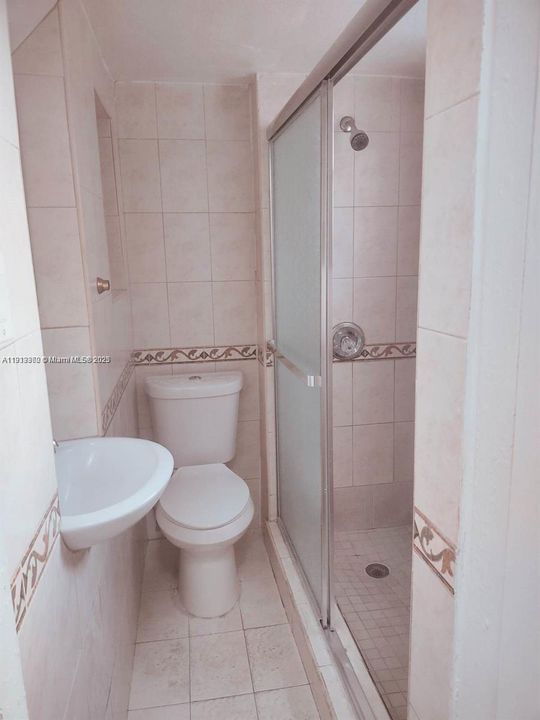 Active With Contract: $325,000 (3 beds, 1 baths, 950 Square Feet)