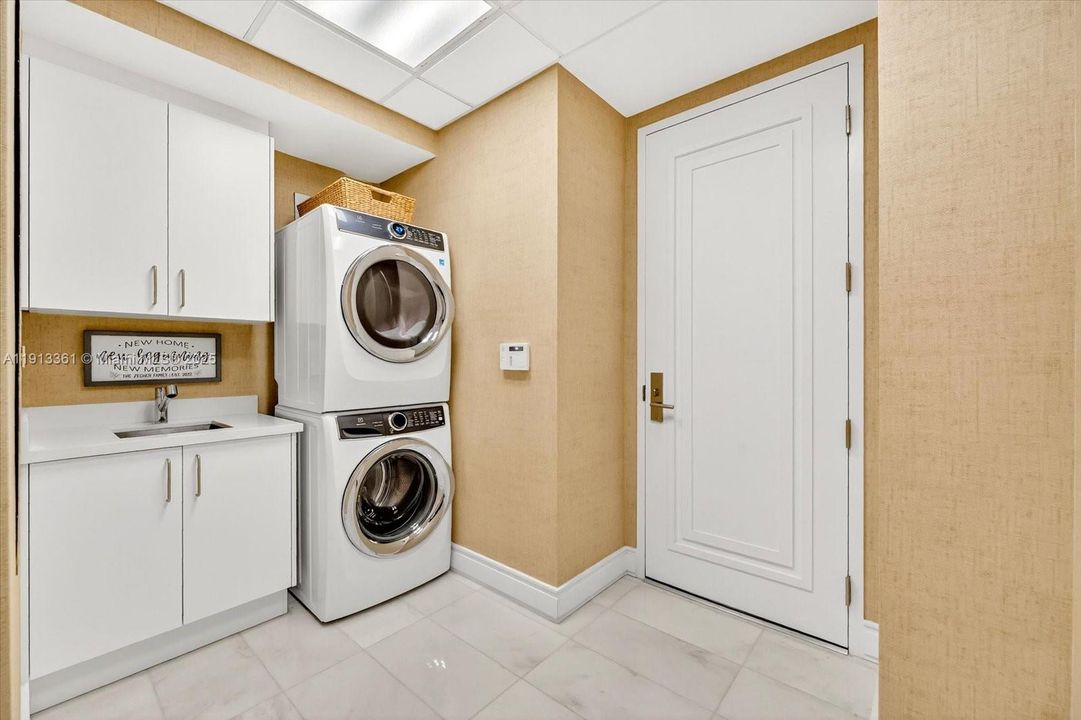 For Sale: $10,900,000 (5 beds, 7 baths, 4131 Square Feet)