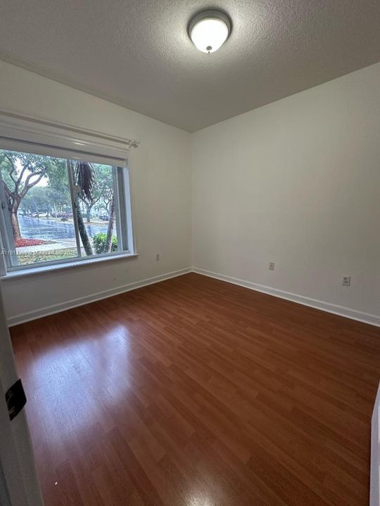 Active With Contract: $3,700 (3 beds, 2 baths, 1728 Square Feet)