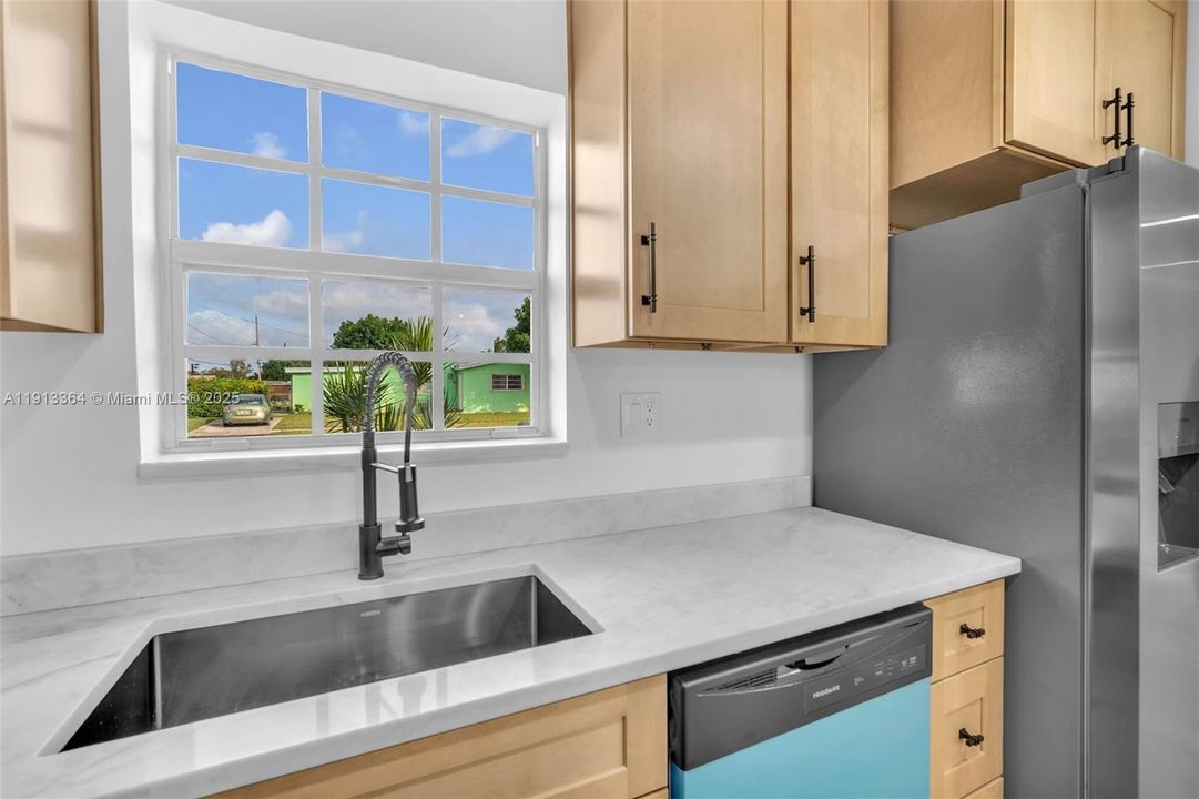 合同活跃: $570,000 (3 贝兹, 2 浴室, 1603 平方英尺)