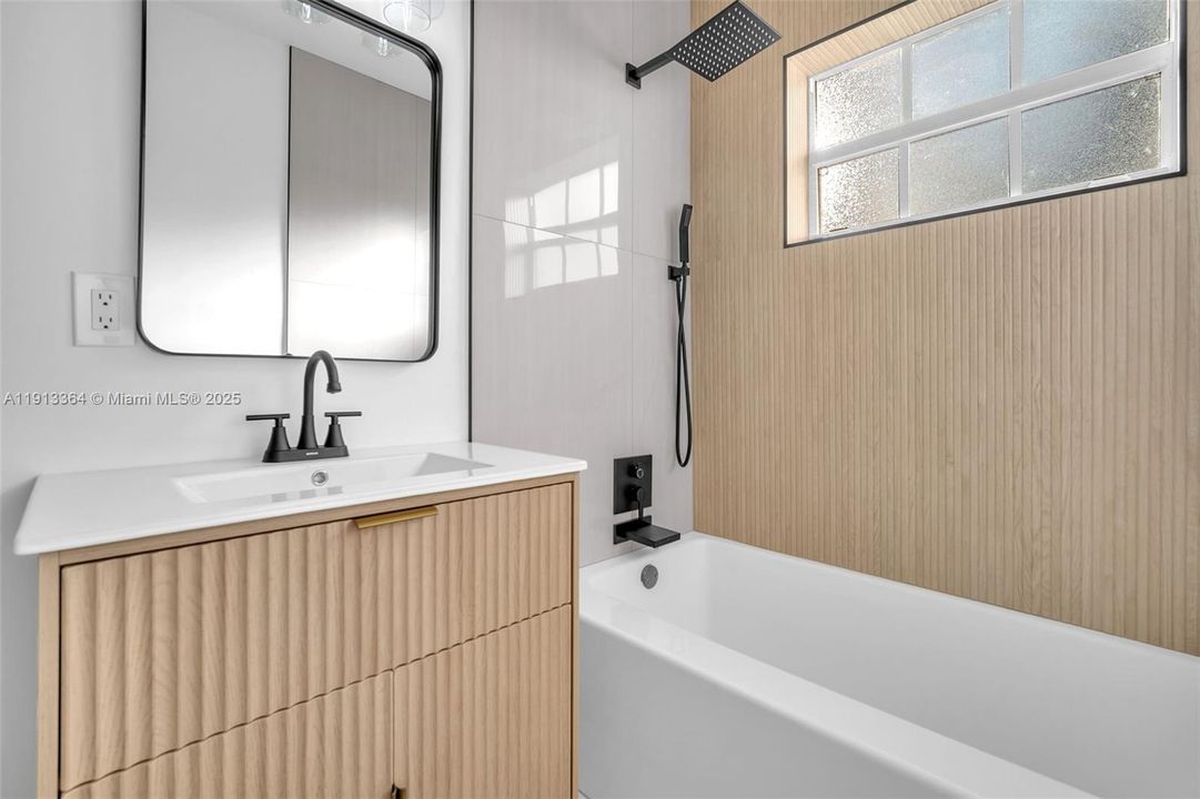 合同活跃: $570,000 (3 贝兹, 2 浴室, 1603 平方英尺)