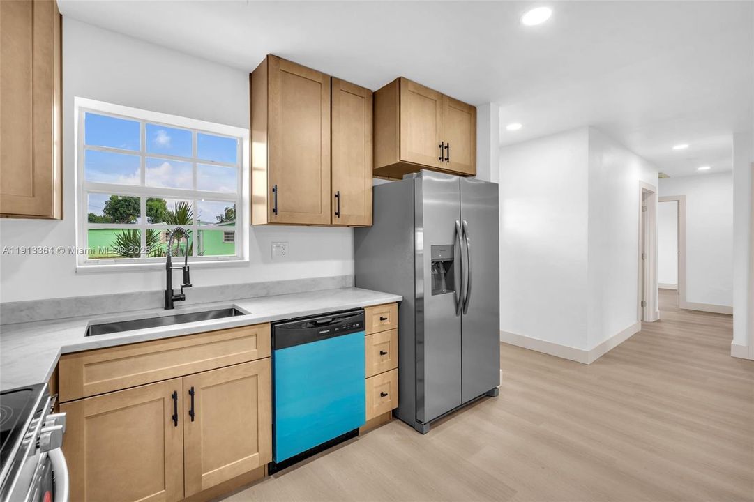 合同活跃: $570,000 (3 贝兹, 2 浴室, 1603 平方英尺)