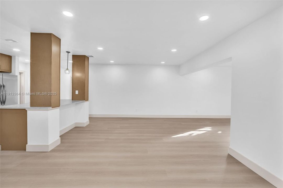 合同活跃: $570,000 (3 贝兹, 2 浴室, 1603 平方英尺)