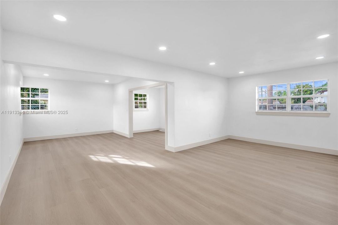 合同活跃: $570,000 (3 贝兹, 2 浴室, 1603 平方英尺)