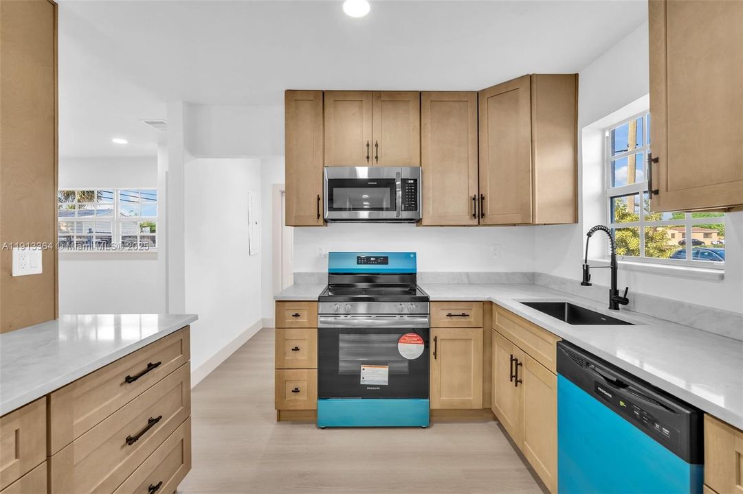 合同活跃: $570,000 (3 贝兹, 2 浴室, 1603 平方英尺)