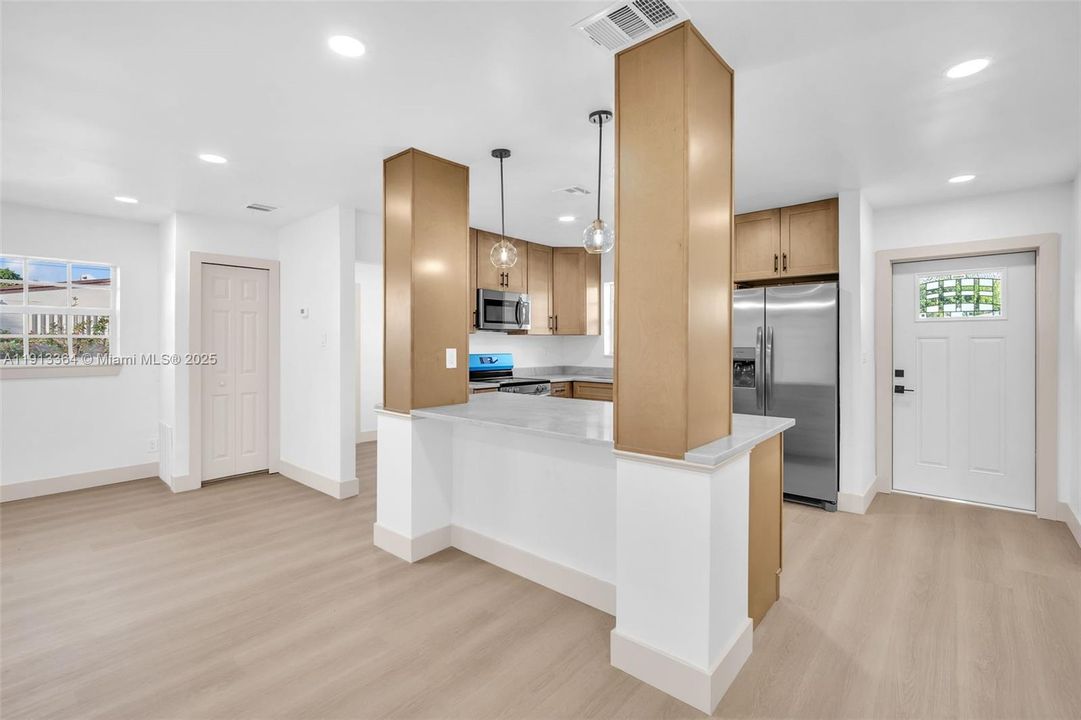 合同活跃: $570,000 (3 贝兹, 2 浴室, 1603 平方英尺)