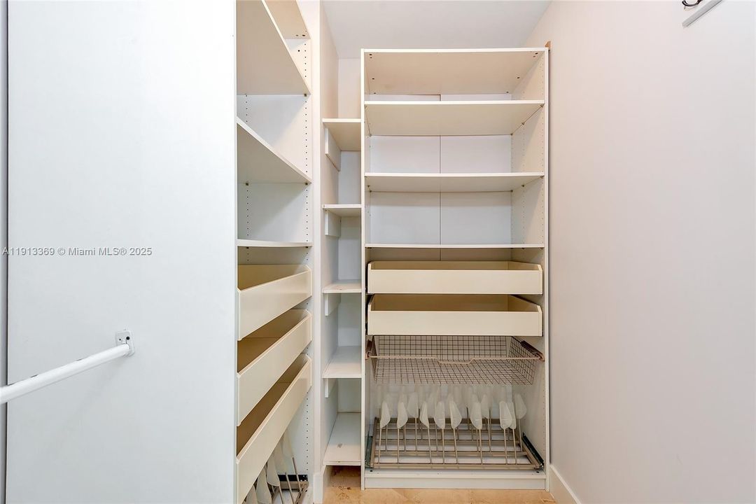 合同活跃: $6,850 (2 贝兹, 2 浴室, 1570 平方英尺)