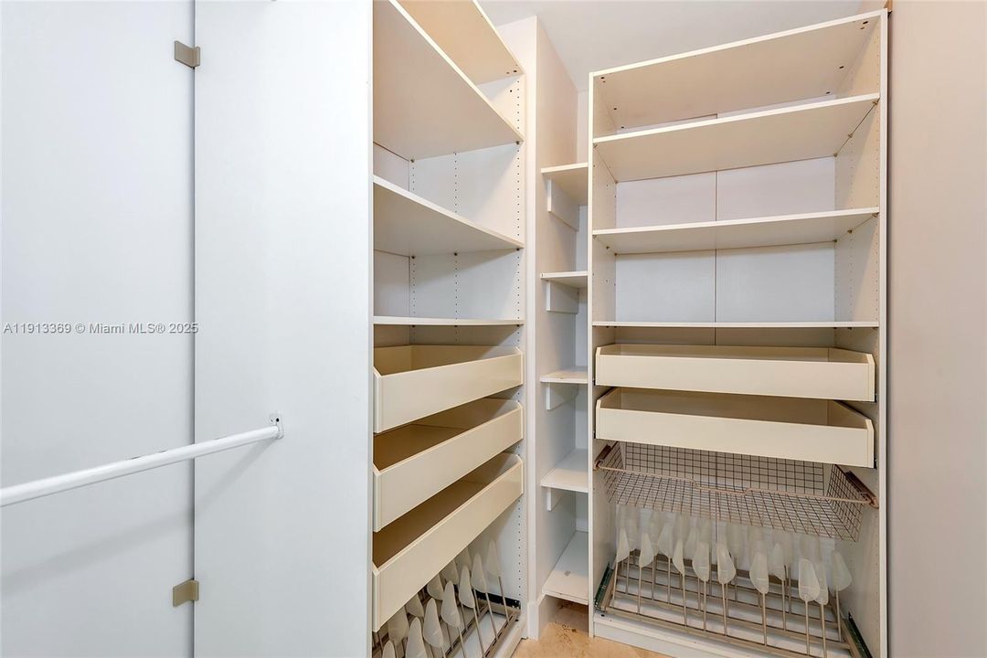 合同活跃: $6,850 (2 贝兹, 2 浴室, 1570 平方英尺)