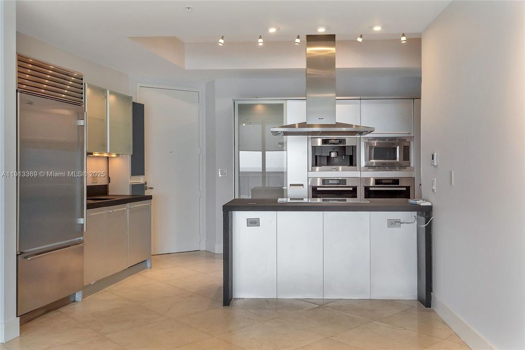 合同活跃: $6,850 (2 贝兹, 2 浴室, 1570 平方英尺)