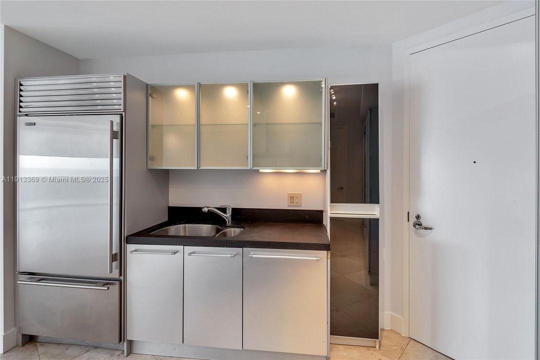 合同活跃: $6,850 (2 贝兹, 2 浴室, 1570 平方英尺)