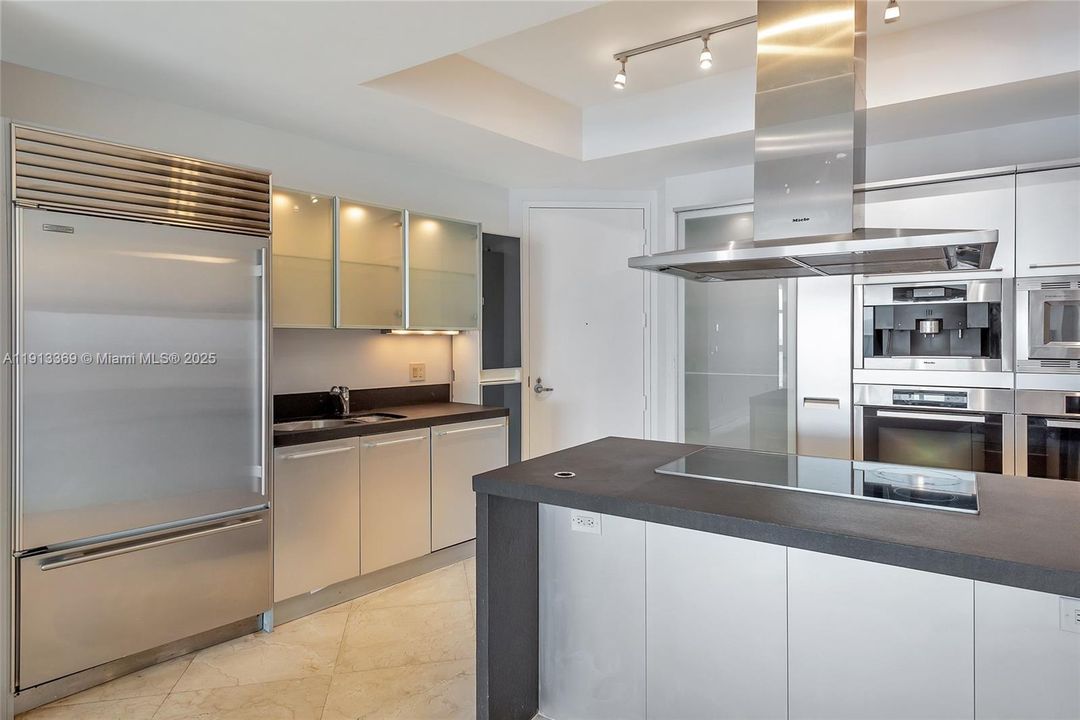 合同活跃: $6,850 (2 贝兹, 2 浴室, 1570 平方英尺)