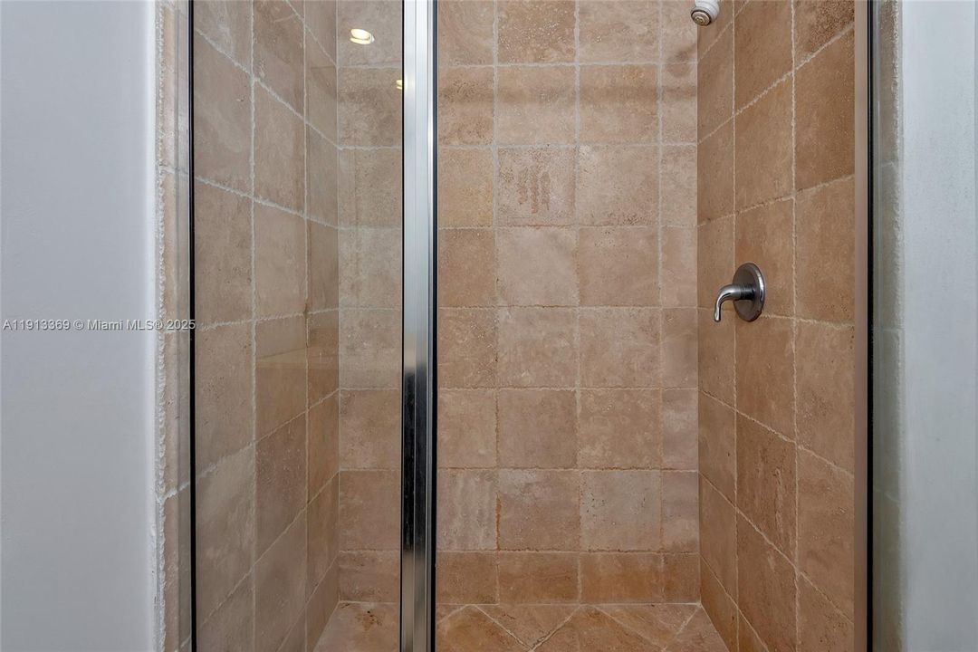 合同活跃: $6,850 (2 贝兹, 2 浴室, 1570 平方英尺)