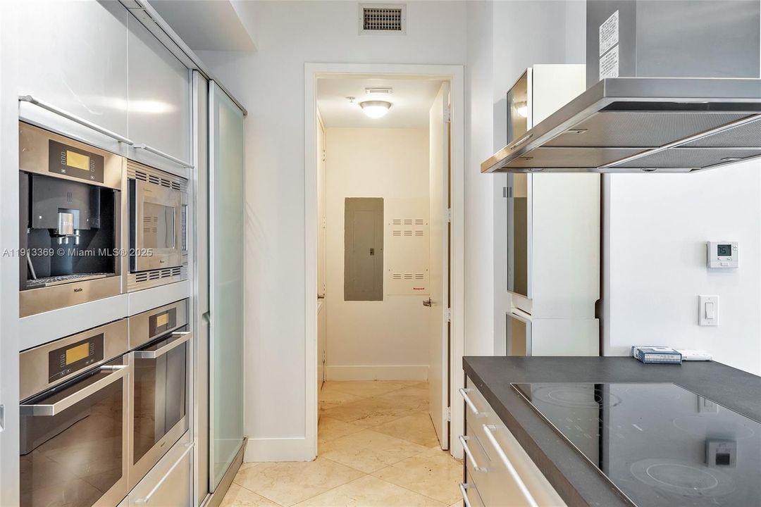 合同活跃: $6,850 (2 贝兹, 2 浴室, 1570 平方英尺)