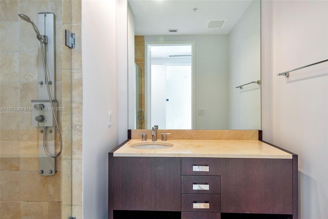 合同活跃: $6,850 (2 贝兹, 2 浴室, 1570 平方英尺)