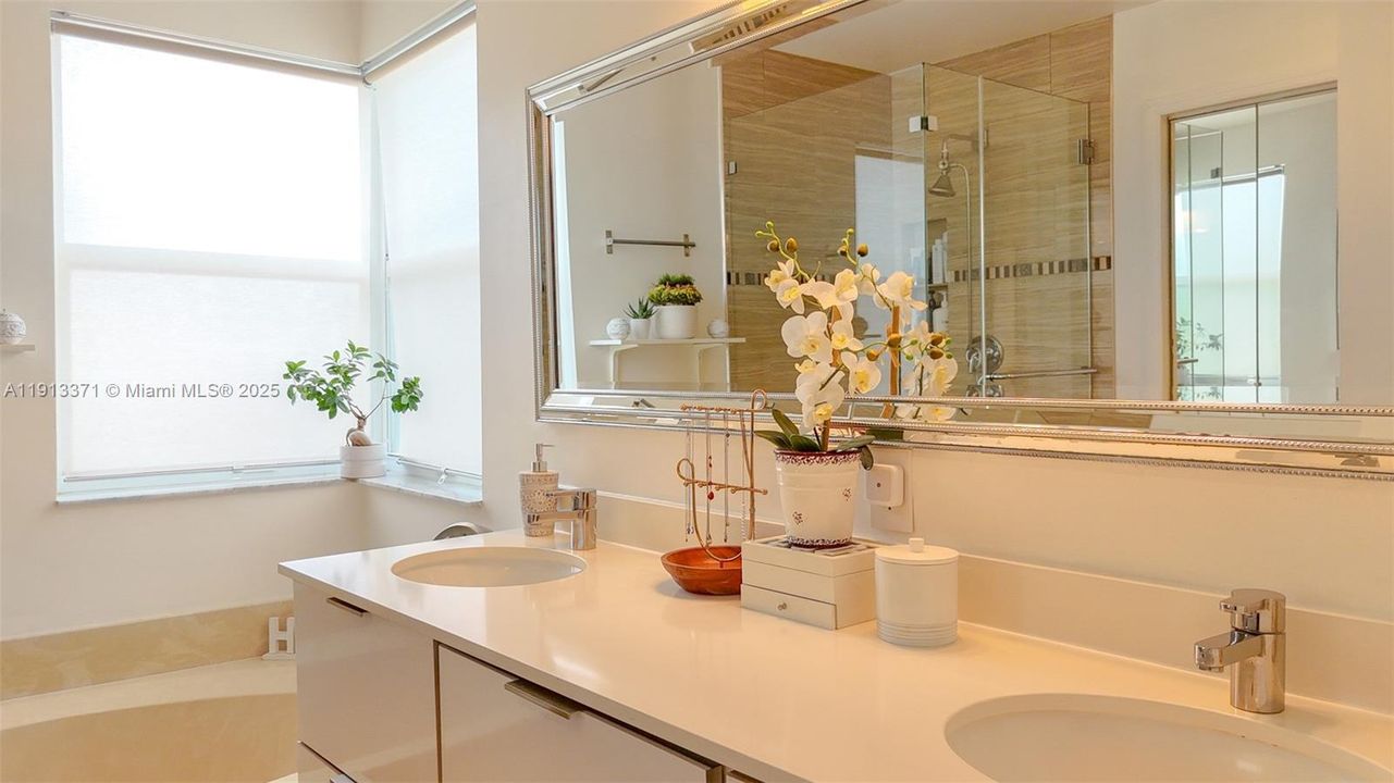 Activo con contrato: $3,700 (3 camas, 2 baños, 1902 Pies cuadrados)