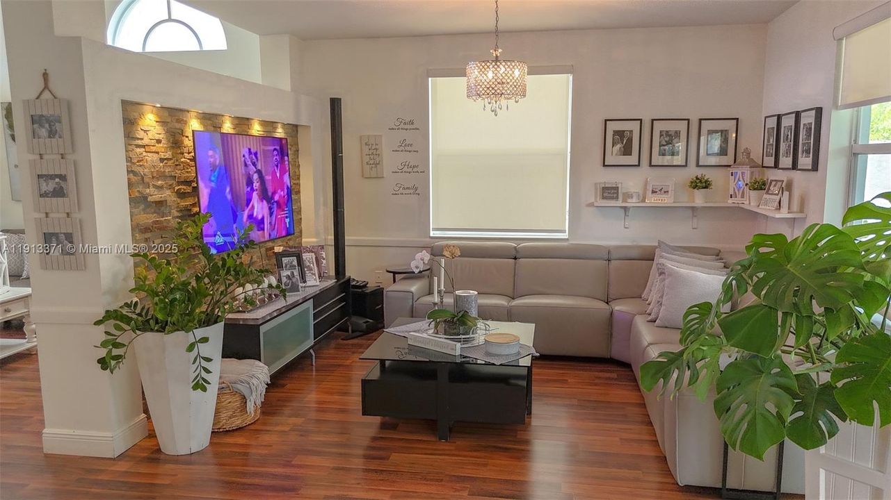 Activo con contrato: $3,700 (3 camas, 2 baños, 1902 Pies cuadrados)