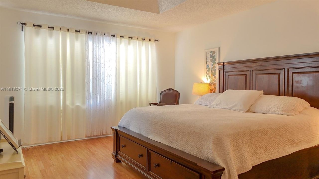 Activo con contrato: $3,700 (3 camas, 2 baños, 1902 Pies cuadrados)