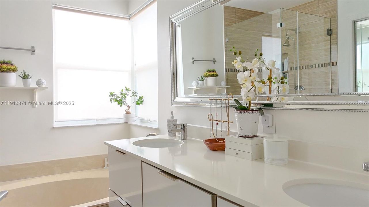 Activo con contrato: $3,700 (3 camas, 2 baños, 1902 Pies cuadrados)