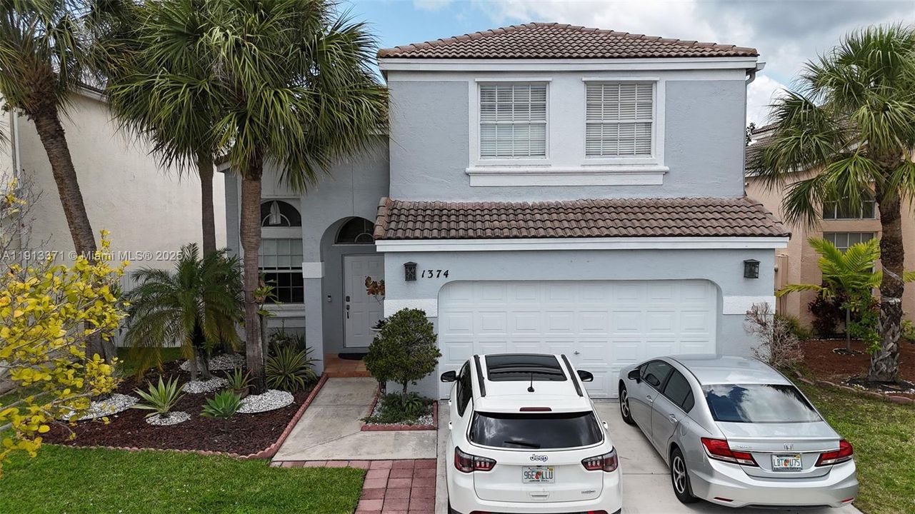 Activo con contrato: $3,700 (3 camas, 2 baños, 1902 Pies cuadrados)