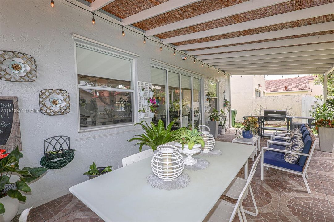 Activo con contrato: $3,700 (3 camas, 2 baños, 1902 Pies cuadrados)