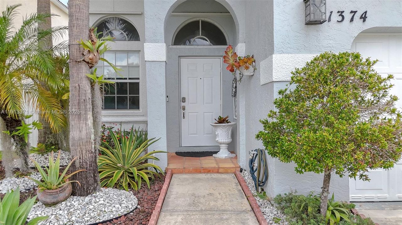 Activo con contrato: $3,700 (3 camas, 2 baños, 1902 Pies cuadrados)