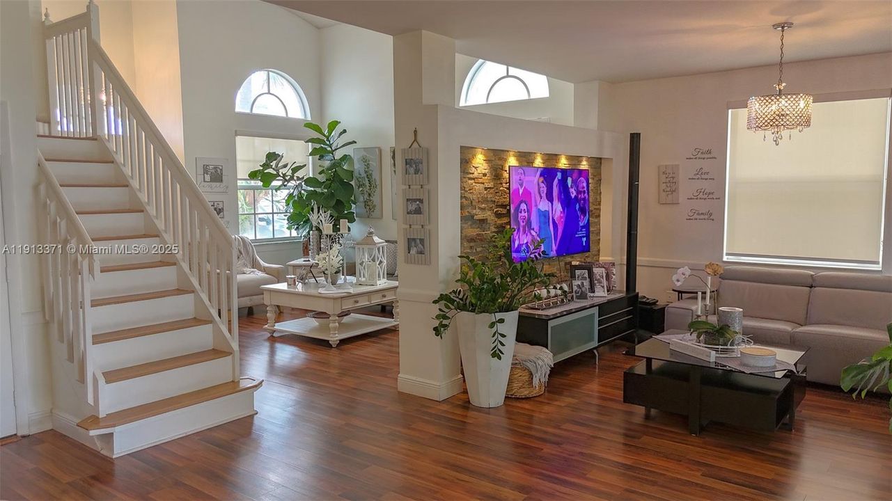 Activo con contrato: $3,700 (3 camas, 2 baños, 1902 Pies cuadrados)