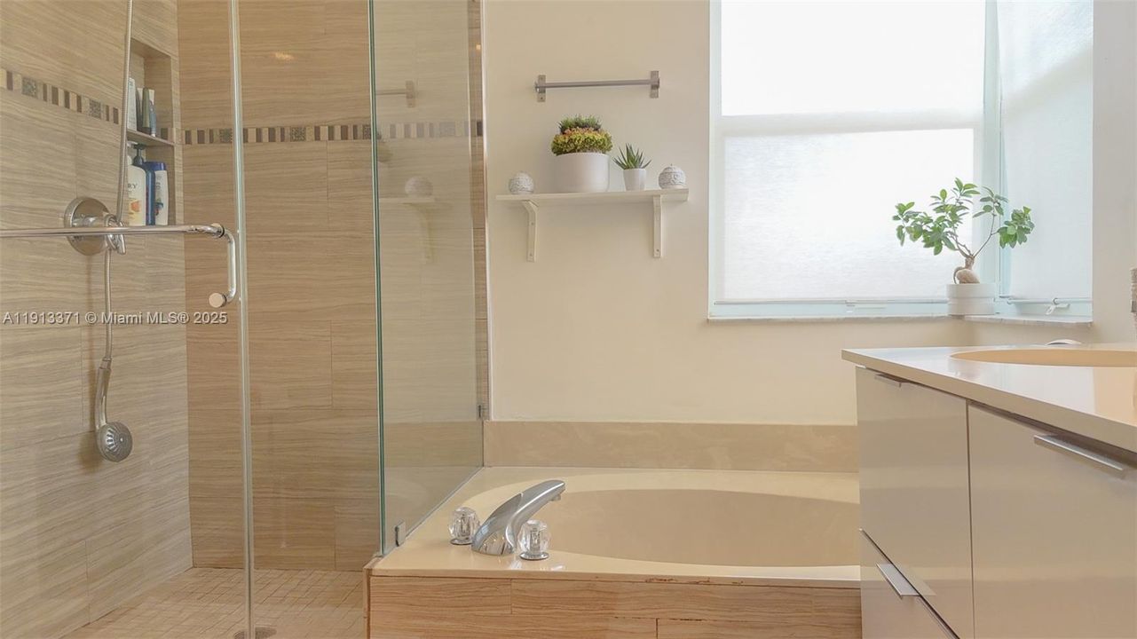 Activo con contrato: $3,700 (3 camas, 2 baños, 1902 Pies cuadrados)