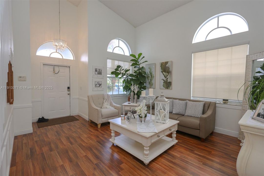 Activo con contrato: $3,700 (3 camas, 2 baños, 1902 Pies cuadrados)