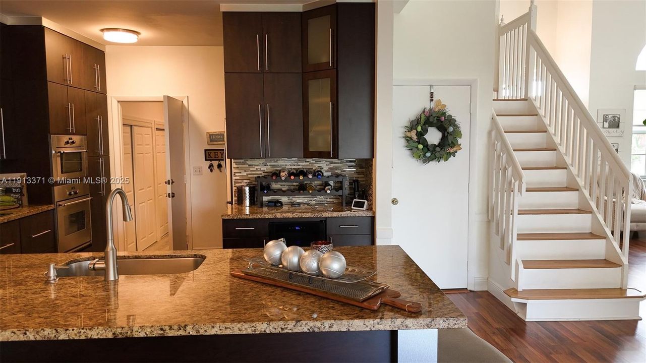 Activo con contrato: $3,700 (3 camas, 2 baños, 1902 Pies cuadrados)