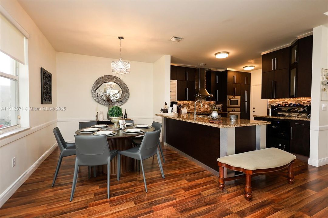 Activo con contrato: $3,700 (3 camas, 2 baños, 1902 Pies cuadrados)