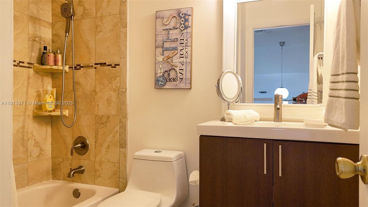 Activo con contrato: $3,700 (3 camas, 2 baños, 1902 Pies cuadrados)