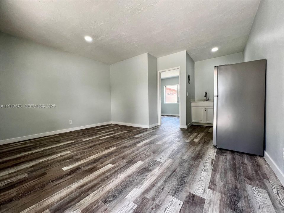 出租: $1,295 (1 贝兹, 1 浴室, 0 平方英尺)