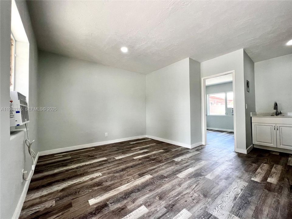 出租: $1,295 (1 贝兹, 1 浴室, 0 平方英尺)