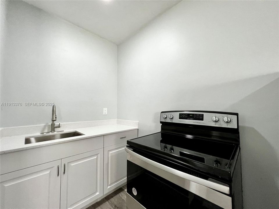 出租: $1,295 (1 贝兹, 1 浴室, 0 平方英尺)