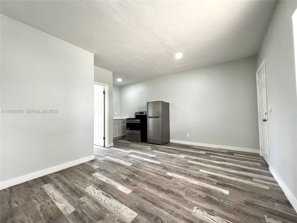 出租: $1,295 (1 贝兹, 1 浴室, 0 平方英尺)