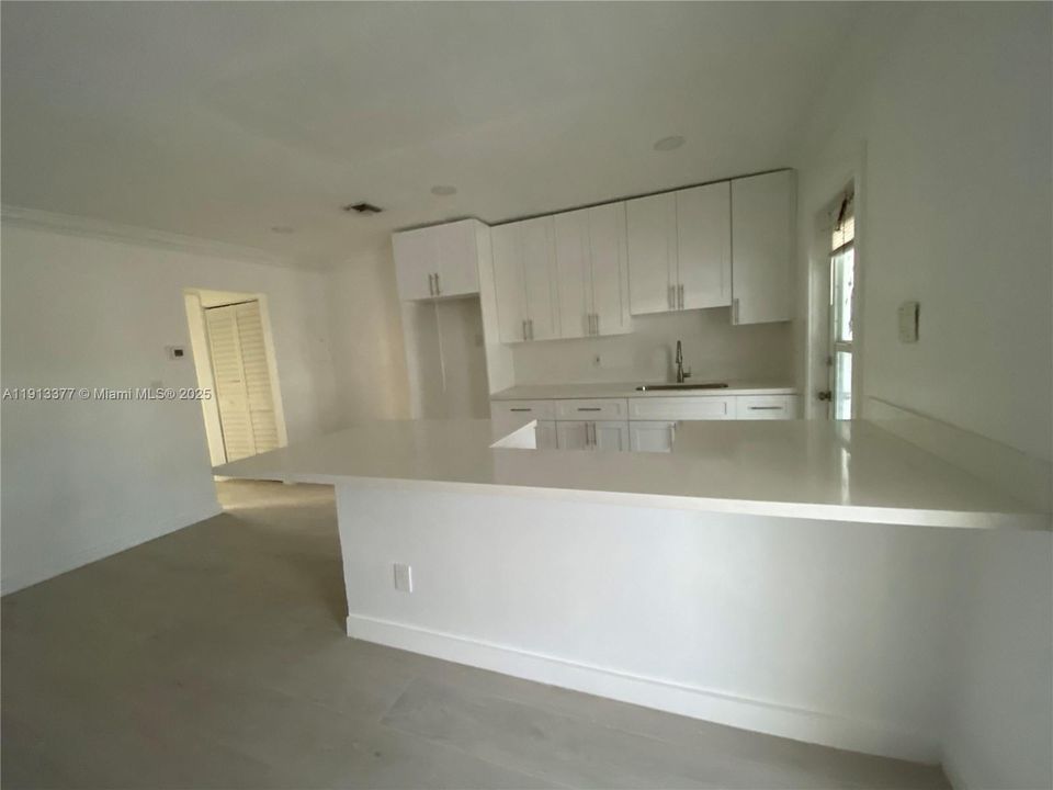 合同活跃: $1,675 (1 贝兹, 1 浴室, 6625 平方英尺)