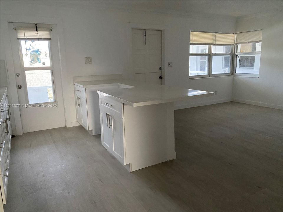 合同活跃: $1,675 (1 贝兹, 1 浴室, 6625 平方英尺)