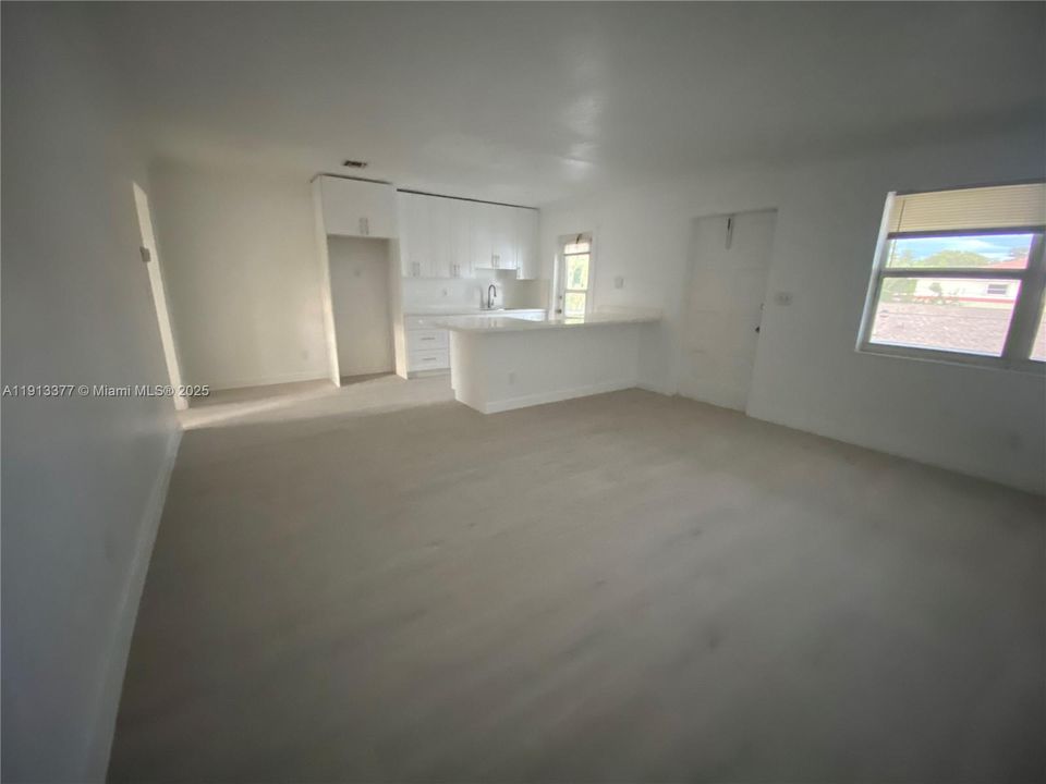 合同活跃: $1,675 (1 贝兹, 1 浴室, 6625 平方英尺)