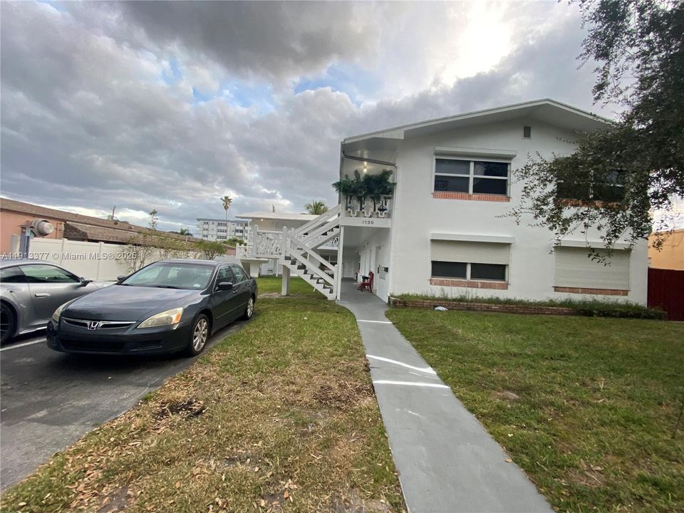 合同活跃: $1,675 (1 贝兹, 1 浴室, 6625 平方英尺)