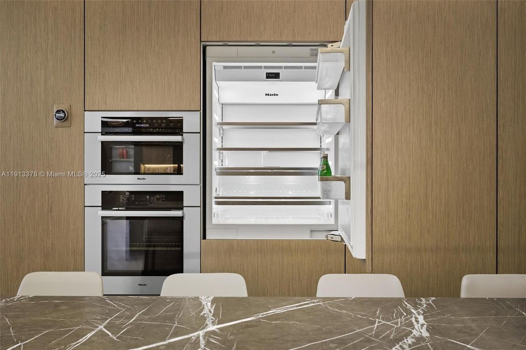 待售: $2,990,000 (2 贝兹, 2 浴室, 1640 平方英尺)