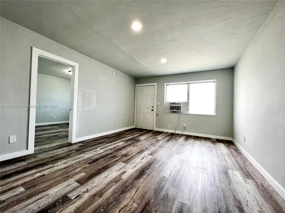 Active With Contract: $1,750 (2 beds, 1 baths, 0 Square Feet)